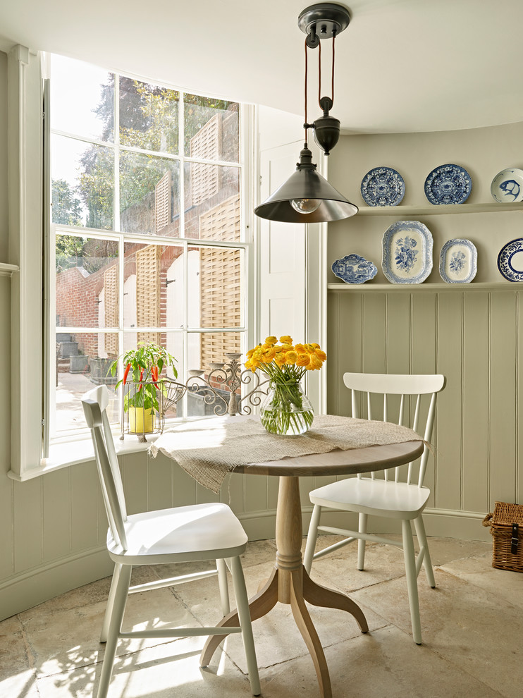 Esempio di una piccola sala da pranzo aperta verso la cucina con pareti beige e pavimento beige