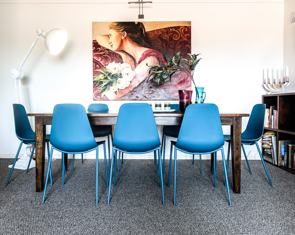 Idee per una piccola sala da pranzo aperta verso il soggiorno eclettica con pareti bianche, moquette e pavimento grigio