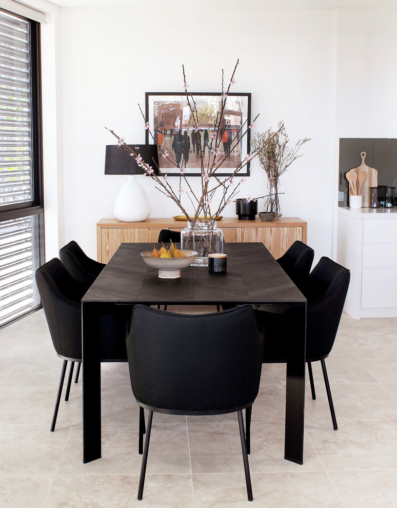 Kleine Moderne Wohnküche mit weißer Wandfarbe, Porzellan-Bodenfliesen und beigem Boden in Sydney