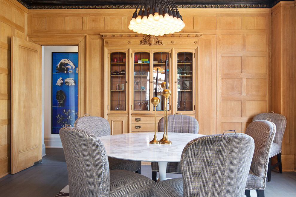 Immagine di una sala da pranzo aperta verso il soggiorno tradizionale di medie dimensioni con pareti marroni, pavimento in legno massello medio e pavimento grigio