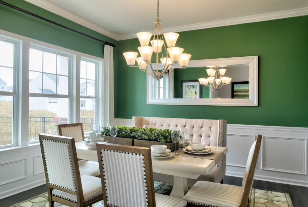 Aménagement d'une grande salle à manger classique fermée avec un mur vert, sol en stratifié et un sol gris.