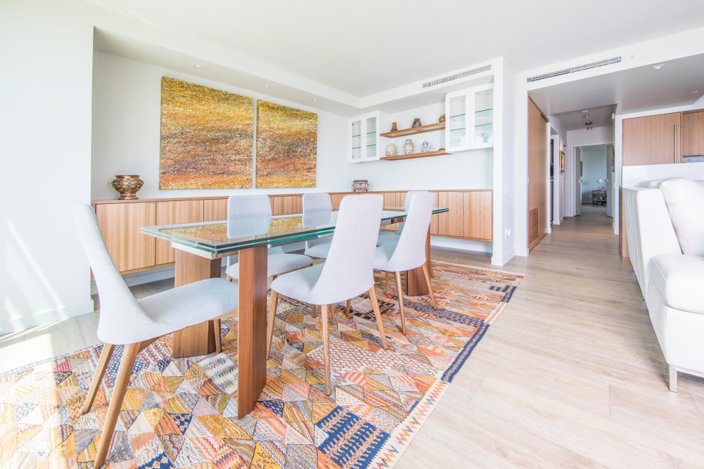 Ispirazione per una sala da pranzo aperta verso il soggiorno moderna di medie dimensioni con pavimento in vinile e pavimento giallo