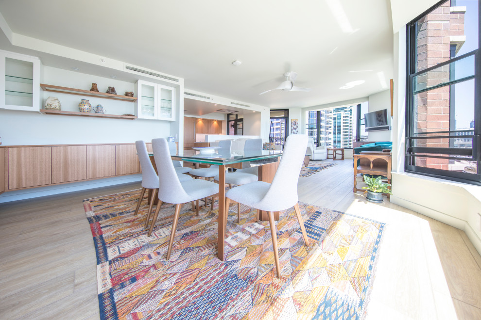 Ispirazione per una sala da pranzo aperta verso il soggiorno moderna di medie dimensioni con pavimento in vinile e pavimento giallo