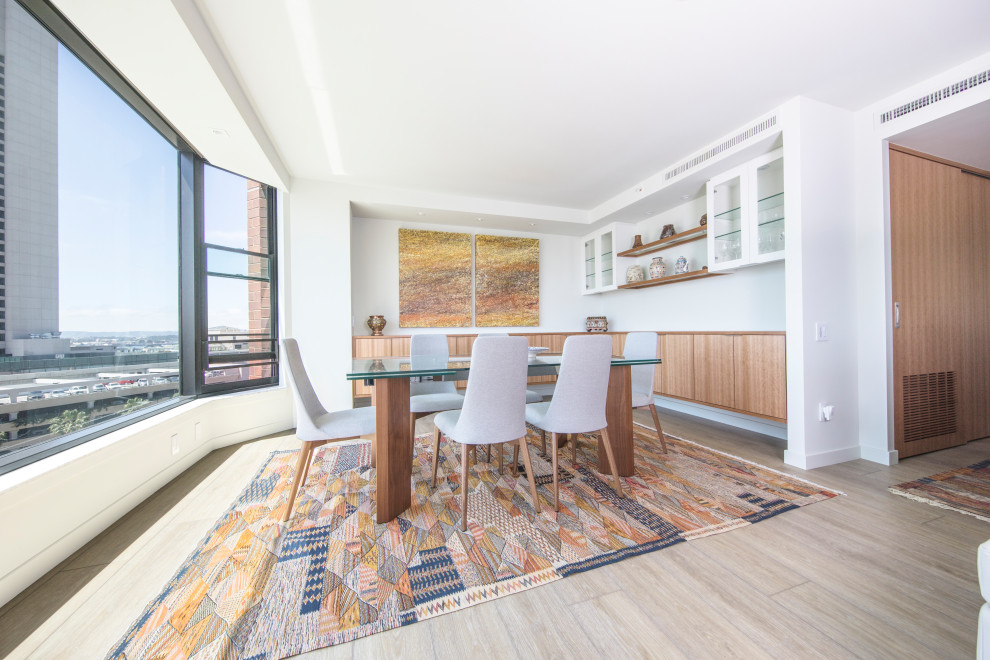 Immagine di una sala da pranzo aperta verso il soggiorno minimalista di medie dimensioni con pavimento in vinile e pavimento giallo