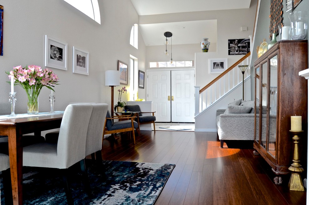 Стильный дизайн: гостиная-столовая среднего размера в стиле ретро с серыми стенами, полом из бамбука и коричневым полом - последний тренд