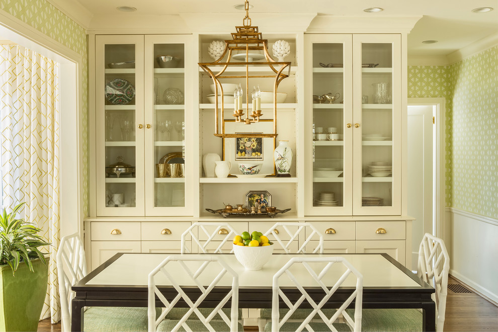 Свежая идея для дизайна: кухня-столовая среднего размера в классическом стиле с зелеными стенами и паркетным полом среднего тона без камина - отличное фото интерьера