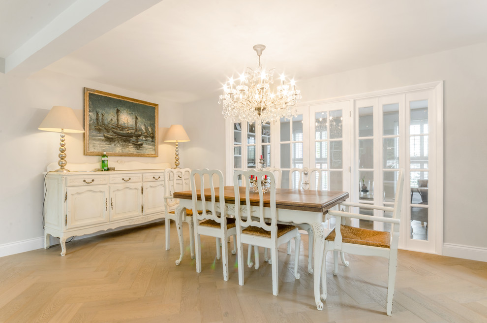 Foto di una sala da pranzo classica di medie dimensioni con pareti bianche, parquet chiaro e pavimento beige