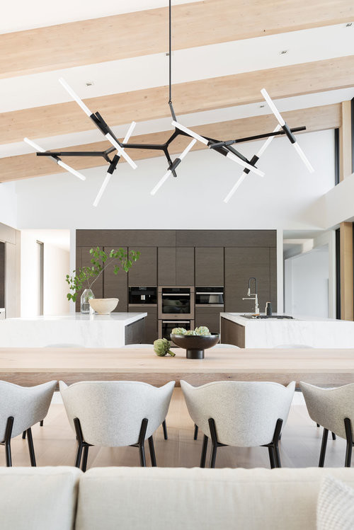 Источник вдохновения для домашнего уюта: кухня-столовая среднего размера в стиле модернизм с белыми стенами и светлым паркетным полом без камина