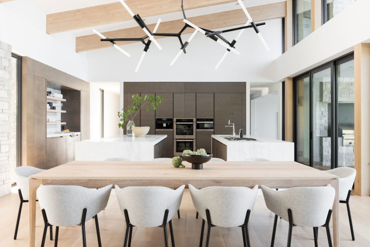 Ispirazione per una sala da pranzo aperta verso la cucina minimalista di medie dimensioni con pareti bianche, parquet chiaro e nessun camino