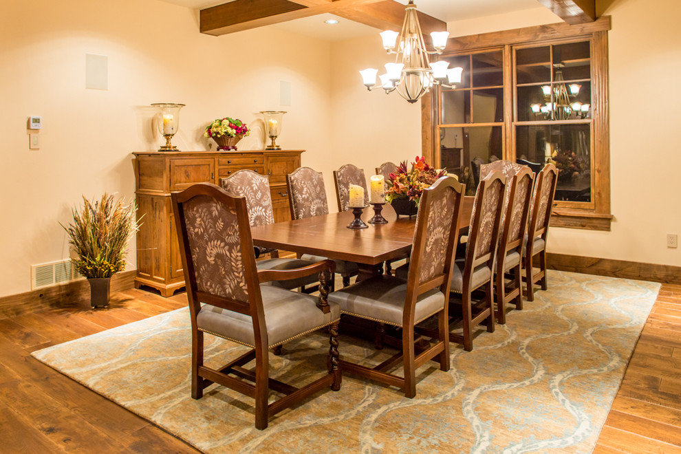 Idee per una grande sala da pranzo aperta verso la cucina rustica con pareti beige e pavimento in legno massello medio