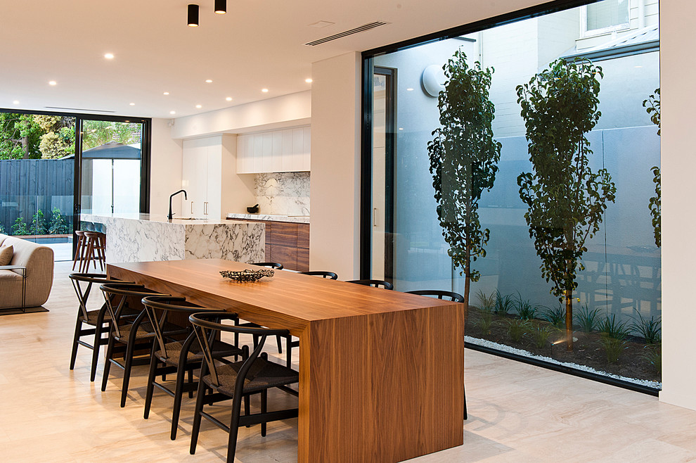 Стильный дизайн: большая кухня-столовая в современном стиле с полом из керамогранита и белыми стенами - последний тренд