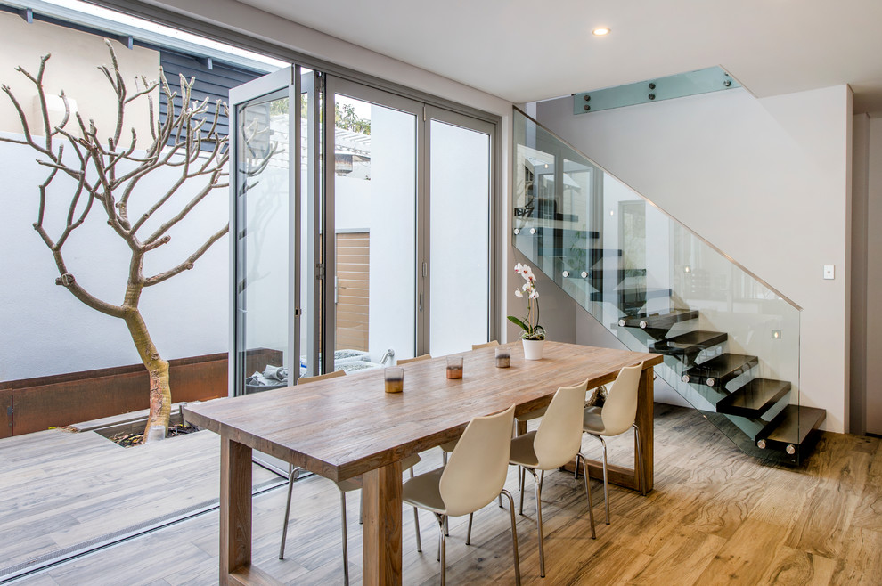 Modernes Esszimmer mit braunem Holzboden in Perth
