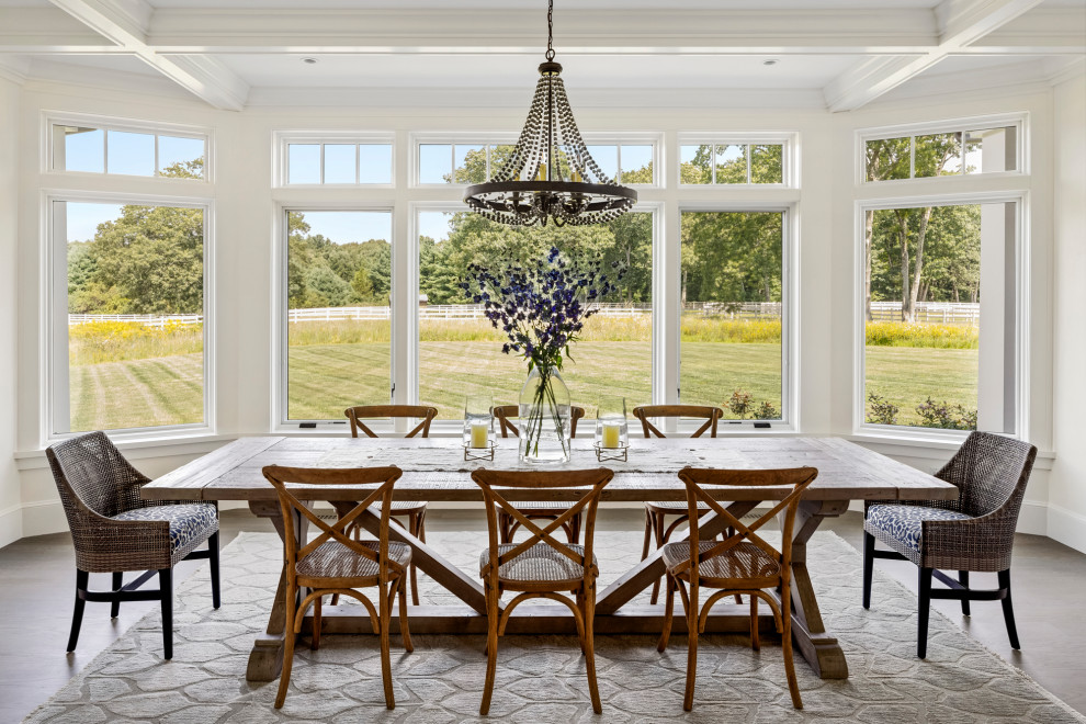 Idée de décoration pour une salle à manger champêtre avec un mur blanc, un sol en bois brun, aucune cheminée et un plafond à caissons.