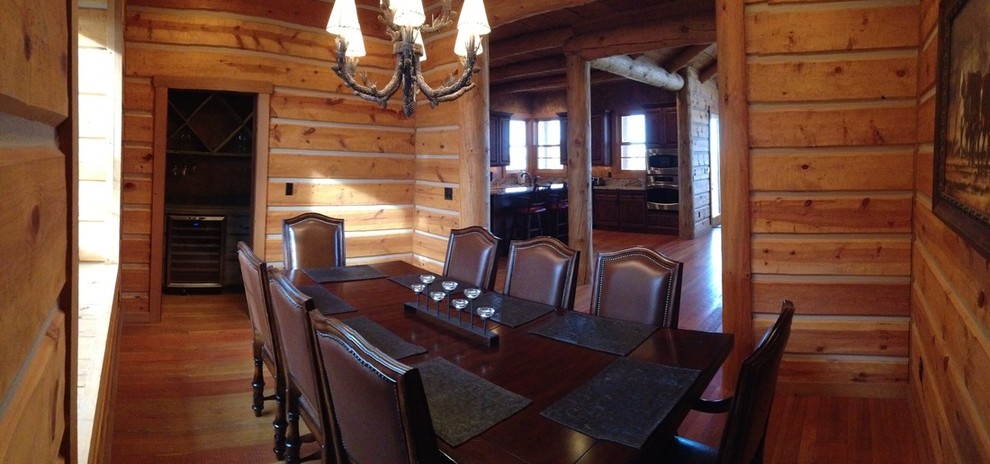 Cette image montre une salle à manger craftsman fermée et de taille moyenne avec un sol en bois brun.