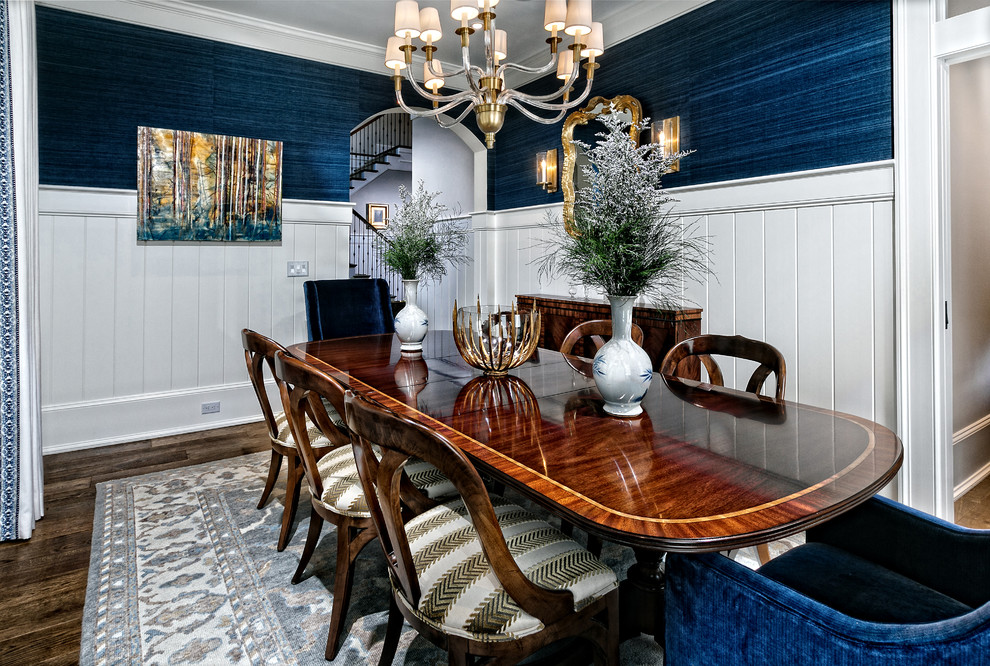 Aménagement d'une grande salle à manger classique fermée avec un mur bleu, parquet foncé, aucune cheminée et un sol marron.