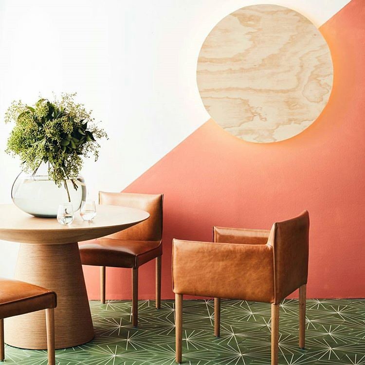 Cette image montre une salle à manger design avec un mur orange.