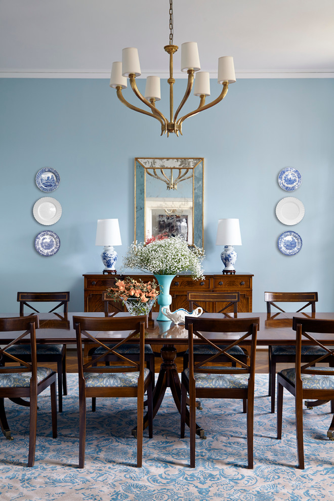 Esempio di una sala da pranzo tradizionale con pareti blu e parquet scuro