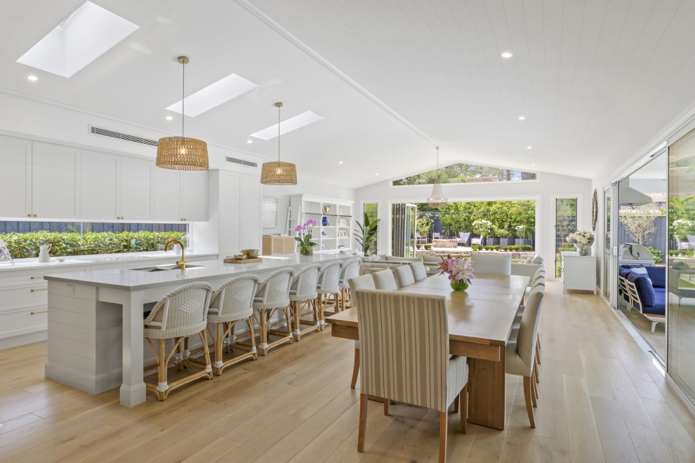 Idées déco pour une salle à manger contemporaine avec un mur blanc, parquet clair, un sol beige, un plafond en lambris de bois et un plafond voûté.
