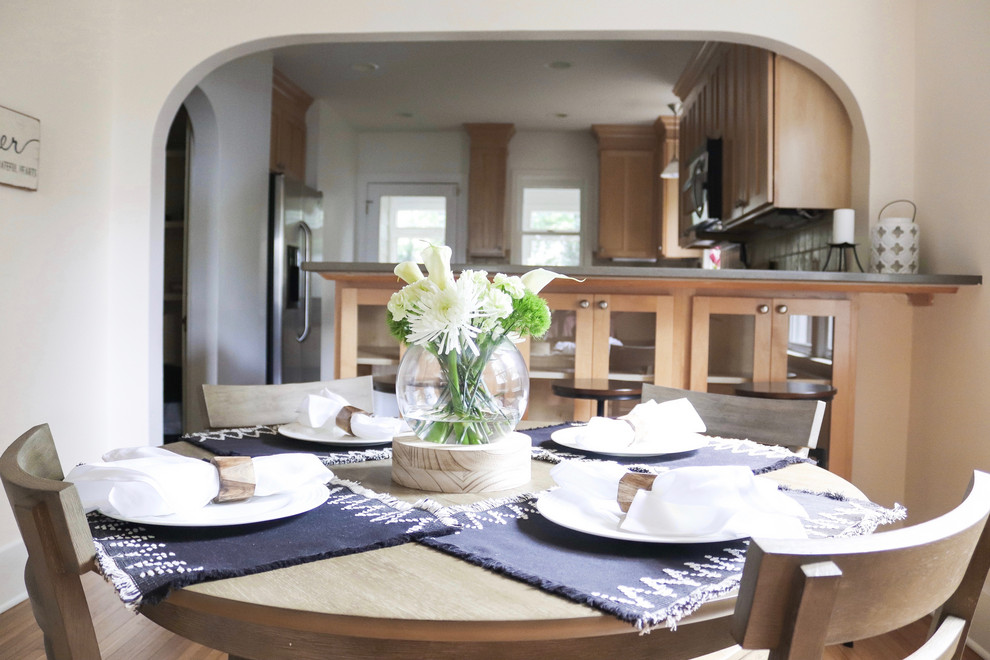 Ispirazione per una sala da pranzo aperta verso la cucina classica di medie dimensioni con pareti bianche e pavimento in legno massello medio