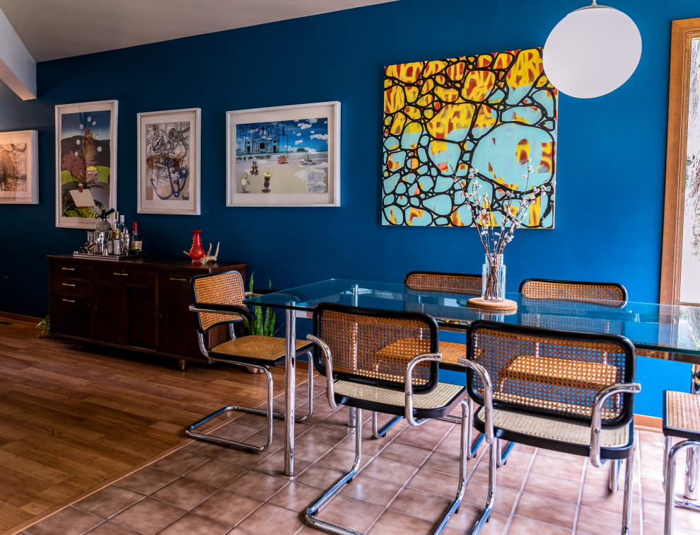 他の地域にある高級な中くらいなミッドセンチュリースタイルのおしゃれなダイニングキッチン (青い壁、セラミックタイルの床、茶色い床) の写真