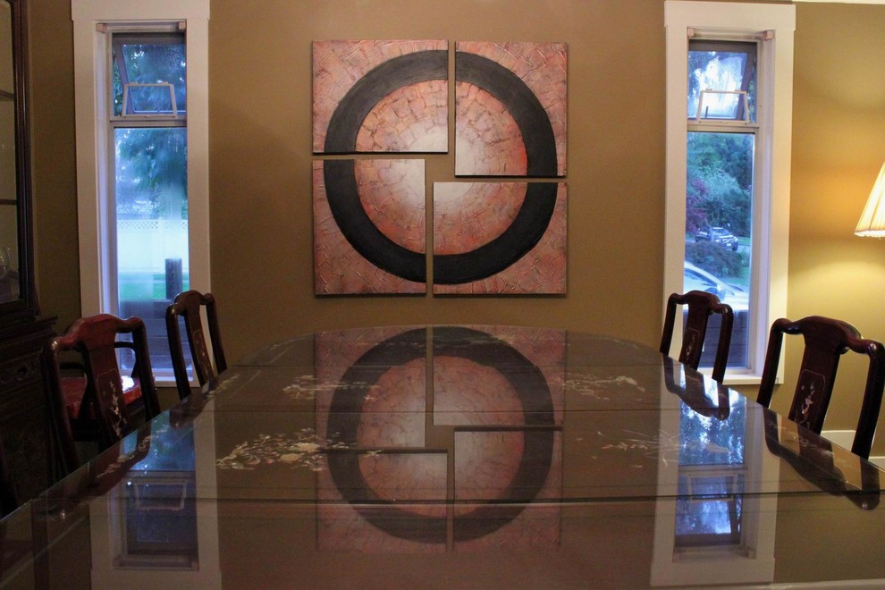 Foto di un'ampia sala da pranzo aperta verso la cucina minimal con pareti marroni e pavimento in marmo