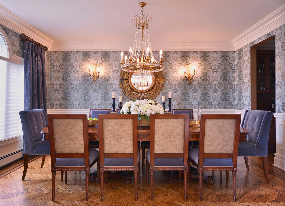Esempio di una sala da pranzo classica chiusa e di medie dimensioni con pareti blu, parquet scuro, nessun camino e pavimento marrone