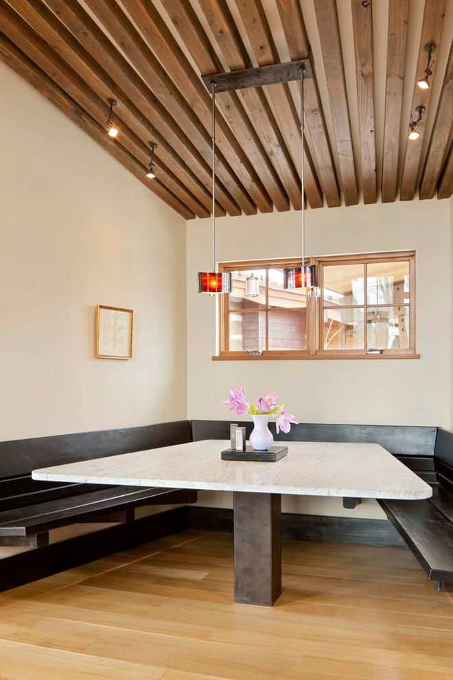 Immagine di una sala da pranzo aperta verso la cucina minimal