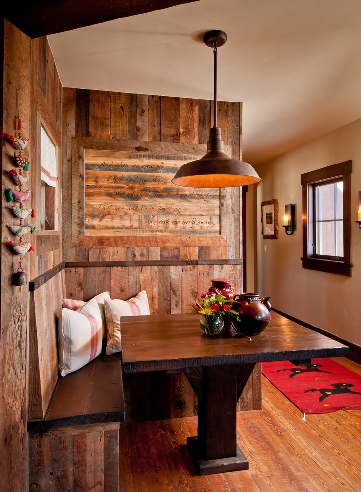 Réalisation d'une salle à manger ouverte sur la cuisine chalet de taille moyenne avec un mur beige et un sol en bois brun.