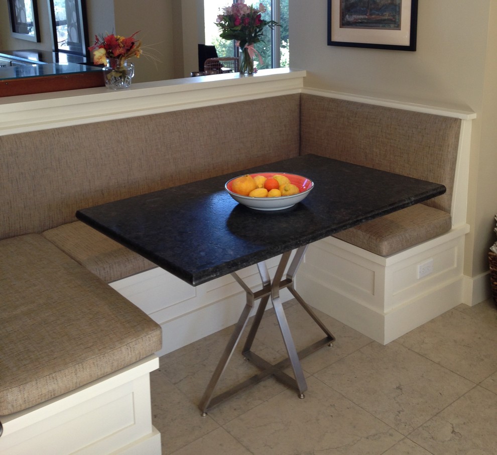 Immagine di una sala da pranzo aperta verso la cucina minimalista di medie dimensioni con pareti bianche, pavimento in travertino e pavimento beige