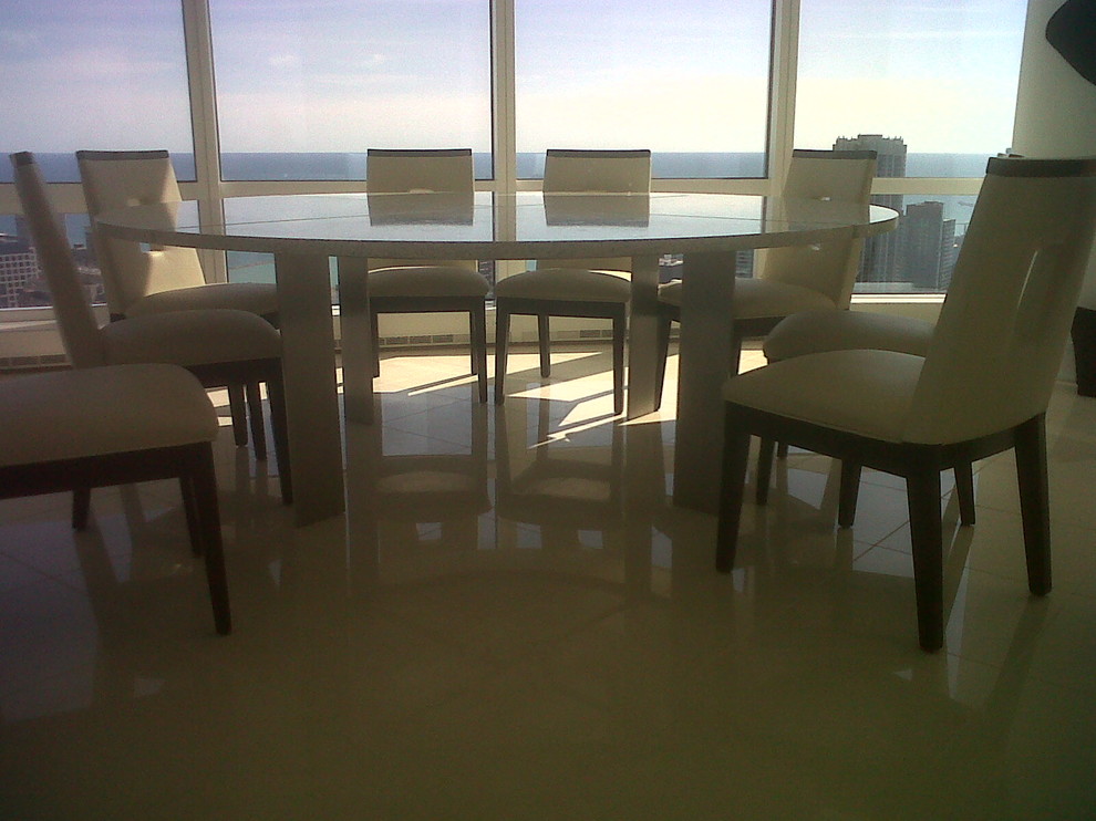 Idee per una sala da pranzo tradizionale chiusa e di medie dimensioni con pareti bianche, pavimento in gres porcellanato e pavimento bianco