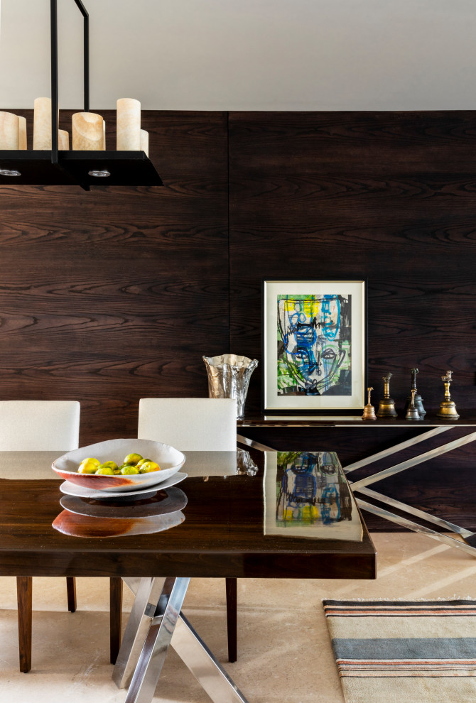 Idee per una sala da pranzo contemporanea con pavimento beige e pareti in legno
