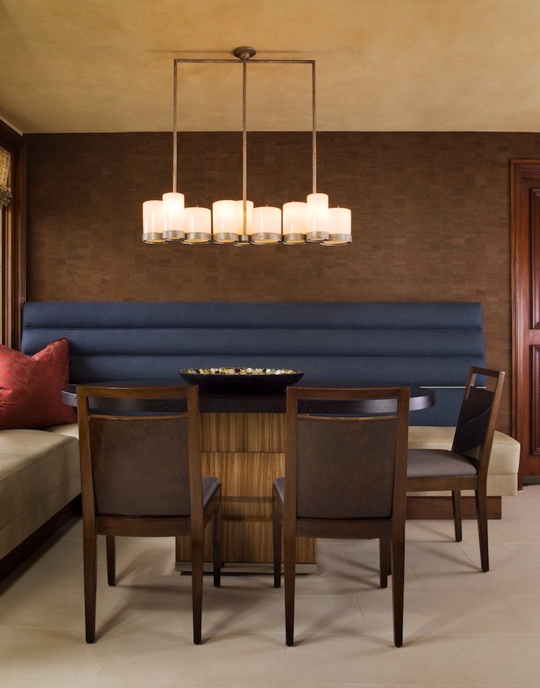 Источник вдохновения для домашнего уюта: гостиная-столовая среднего размера в стиле рустика с коричневыми стенами и полом из керамогранита