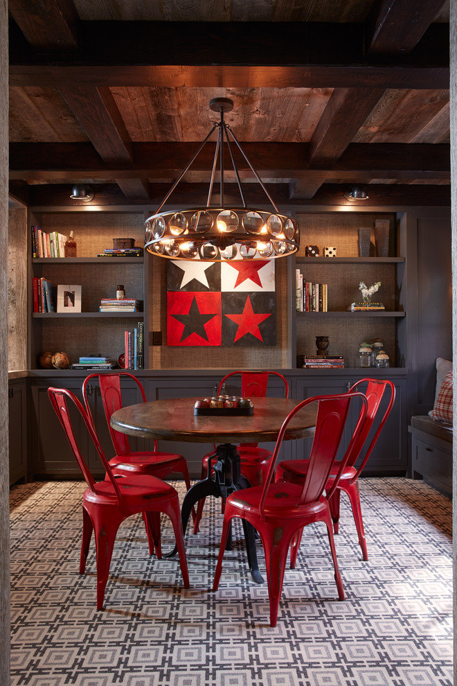 Свежая идея для дизайна: столовая в стиле рустика с ковровым покрытием - отличное фото интерьера
