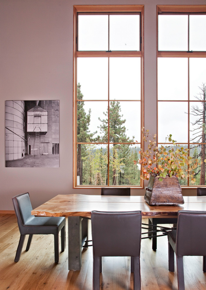 На фото: столовая в стиле рустика с белыми стенами и паркетным полом среднего тона с