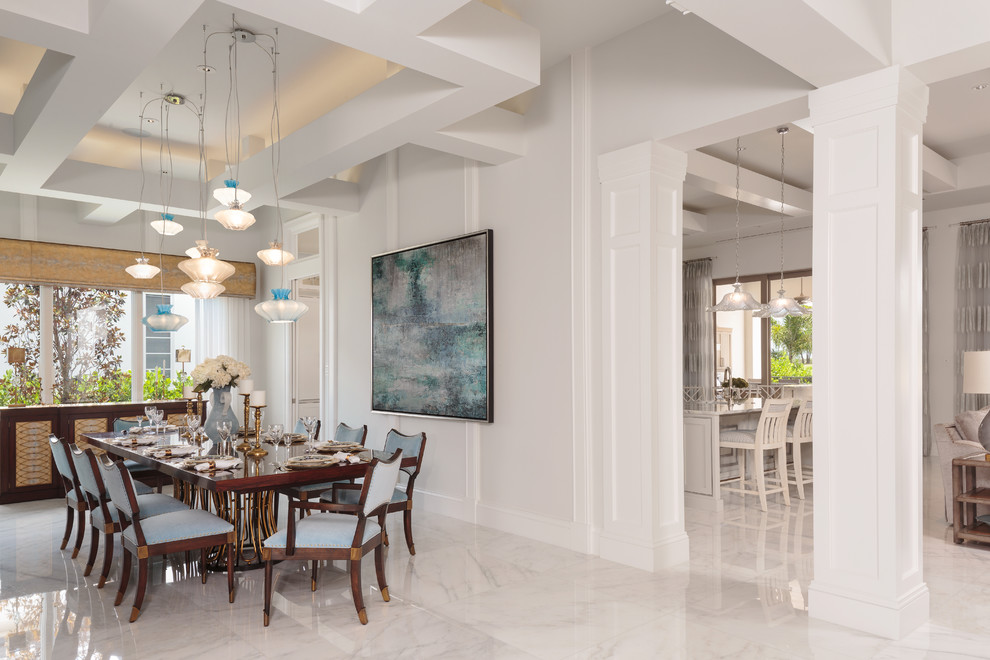 Foto di una grande sala da pranzo aperta verso la cucina costiera con pareti bianche, pavimento in marmo e pavimento multicolore