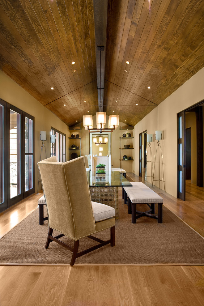 Immagine di una sala da pranzo stile rurale con pareti beige e pavimento in legno massello medio