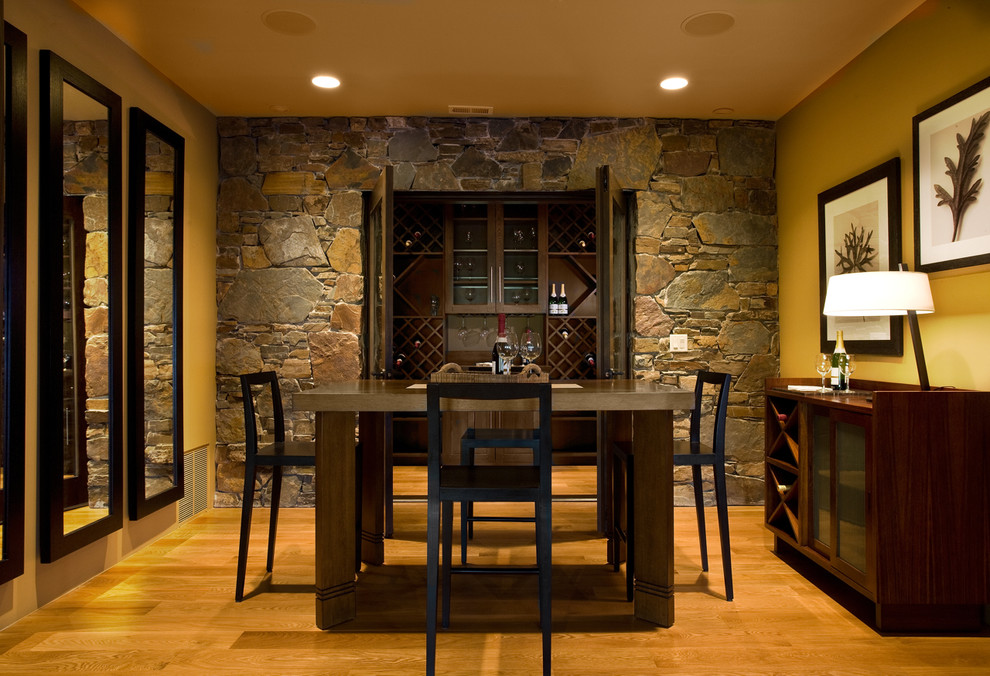 Idée de décoration pour une salle à manger chalet avec un mur jaune et éclairage.