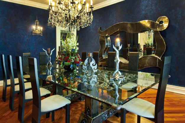 This is an example of a traditional dining room in Tampa.