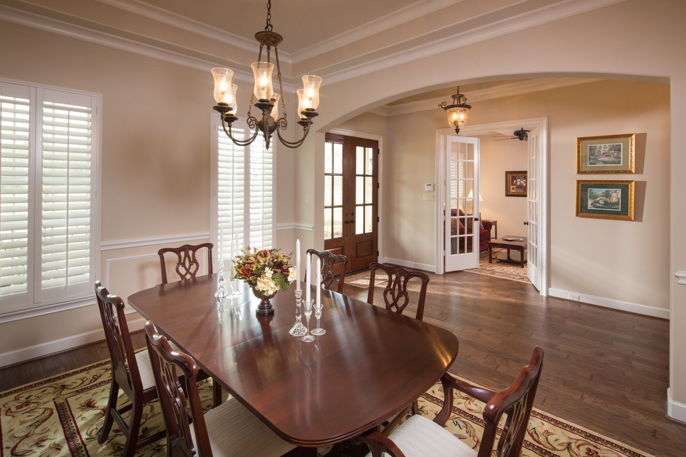 Inspiration pour une salle à manger traditionnelle de taille moyenne avec un mur beige et un sol en bois brun.