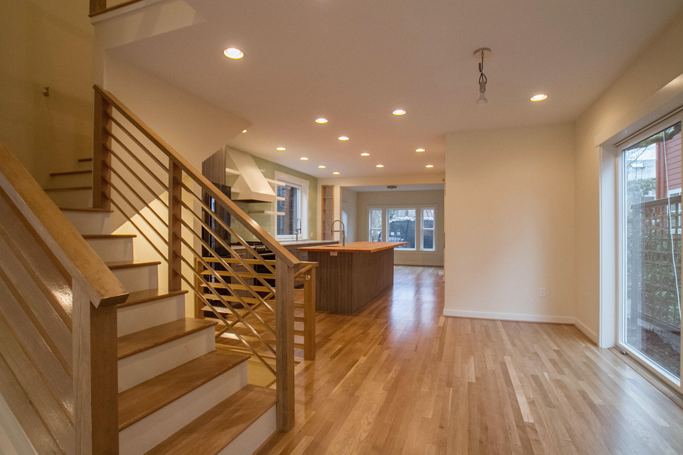 Immagine di una sala da pranzo aperta verso il soggiorno design di medie dimensioni con pareti bianche, pavimento in legno massello medio e pavimento marrone