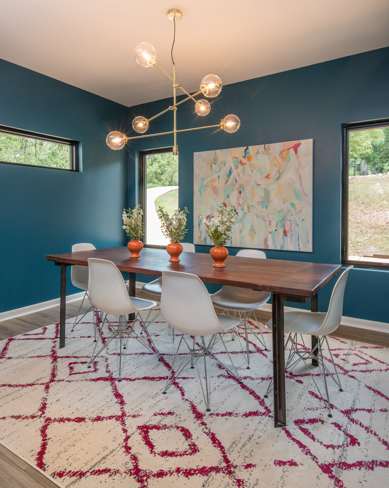 Стильный дизайн: отдельная столовая среднего размера в современном стиле с синими стенами, полом из винила и коричневым полом - последний тренд