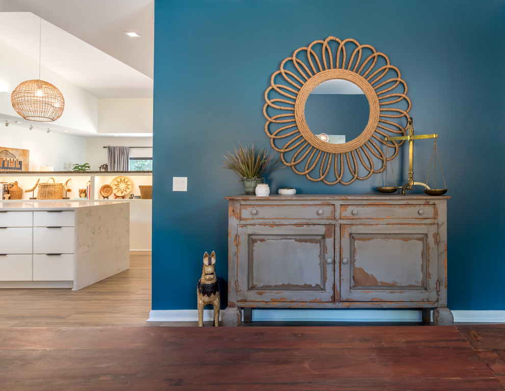 Источник вдохновения для домашнего уюта: отдельная столовая среднего размера в стиле модернизм с синими стенами, полом из винила и коричневым полом