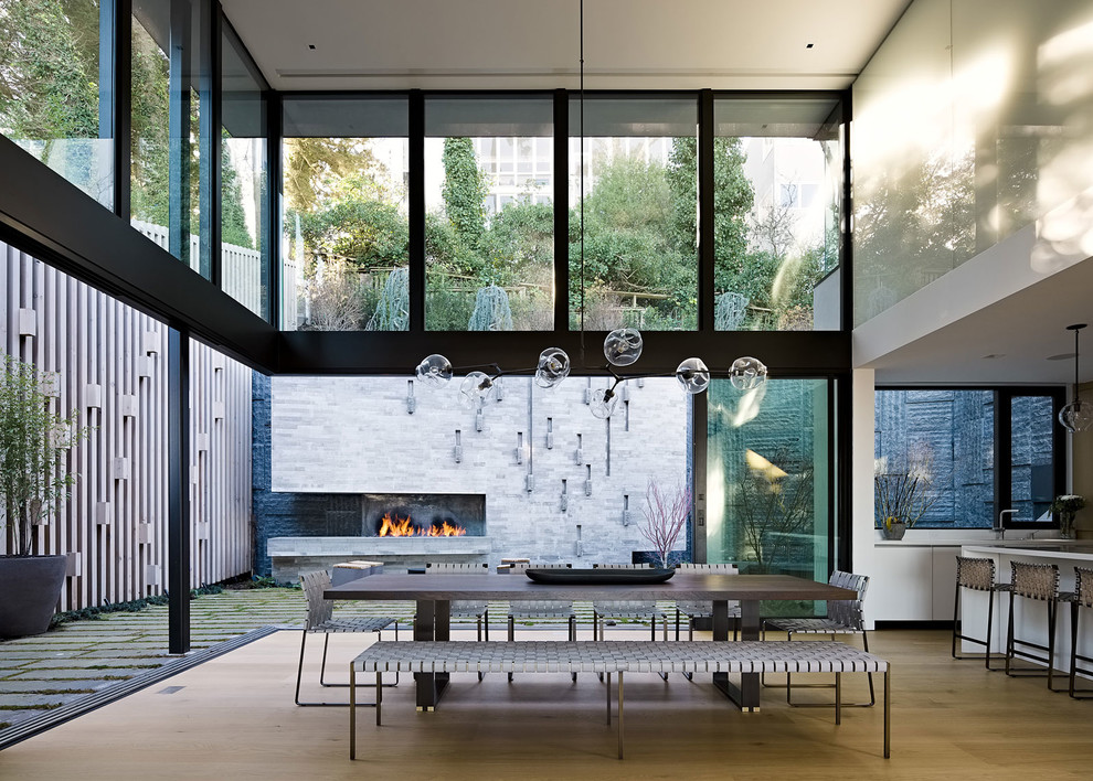 Свежая идея для дизайна: большая кухня-столовая в стиле модернизм с светлым паркетным полом и коричневым полом - отличное фото интерьера