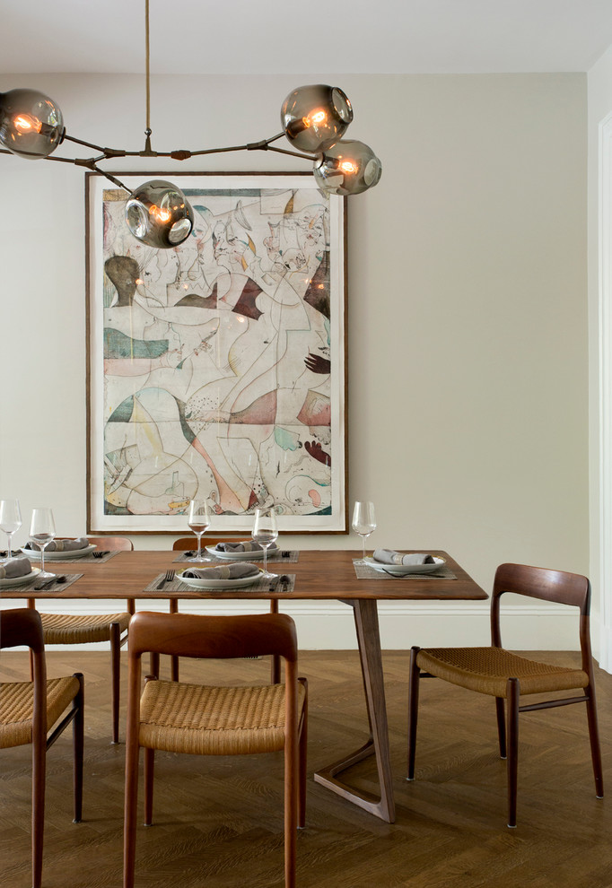 Cette image montre une salle à manger traditionnelle de taille moyenne avec un mur beige, un sol en bois brun et aucune cheminée.