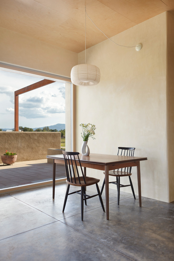 Esempio di una sala da pranzo aperta verso la cucina stile americano con pareti beige