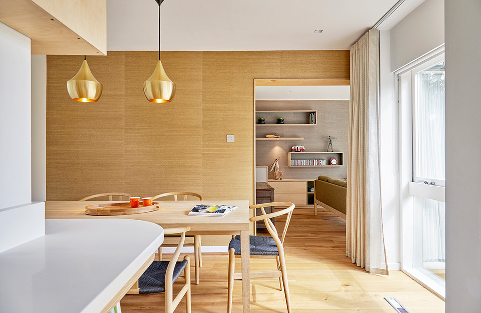 Photo of a retro dining room in Surrey.