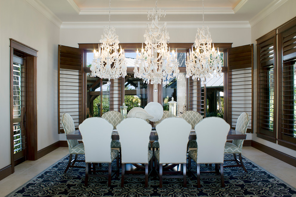 Esempio di un'ampia sala da pranzo tropicale chiusa con pareti bianche, pavimento in gres porcellanato e pavimento beige