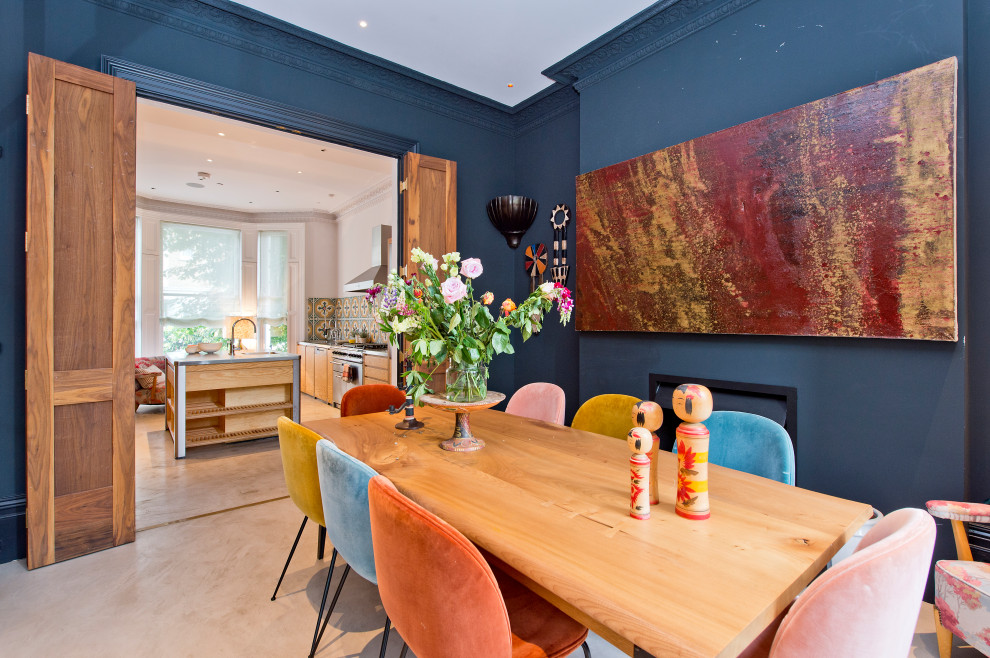 Idéer för en stor klassisk separat matplats, med blå väggar, klinkergolv i porslin och beiget golv
