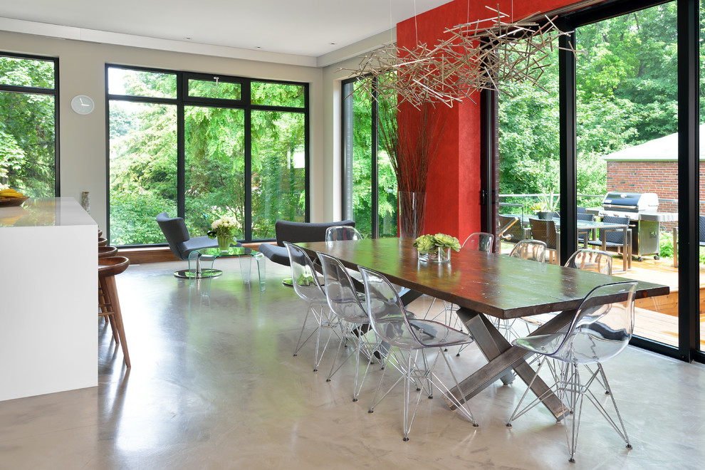 Immagine di una sala da pranzo aperta verso il soggiorno minimal
