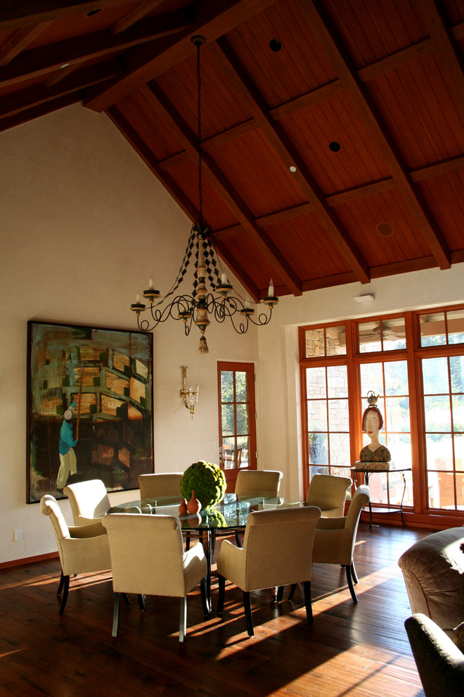 Immagine di una sala da pranzo aperta verso il soggiorno chic con pareti beige, pavimento in legno massello medio e nessun camino